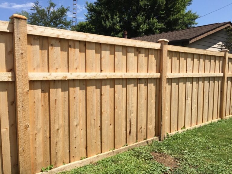 cedar-fence-privacy-board-and-baton